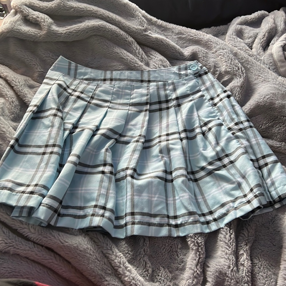 blue skirt. L. made another button hole because the waist is big.